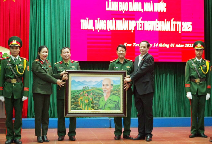 Phó Chủ tịch Quốc hội, Thượng tướng Trần Quang Phương tặng quà lưu niệm cho lực lượng Công an, Bộ Chỉ huy Quân sự và Bộ đội Biên phòng tỉnh Kon Tum p4-5153.jpg
