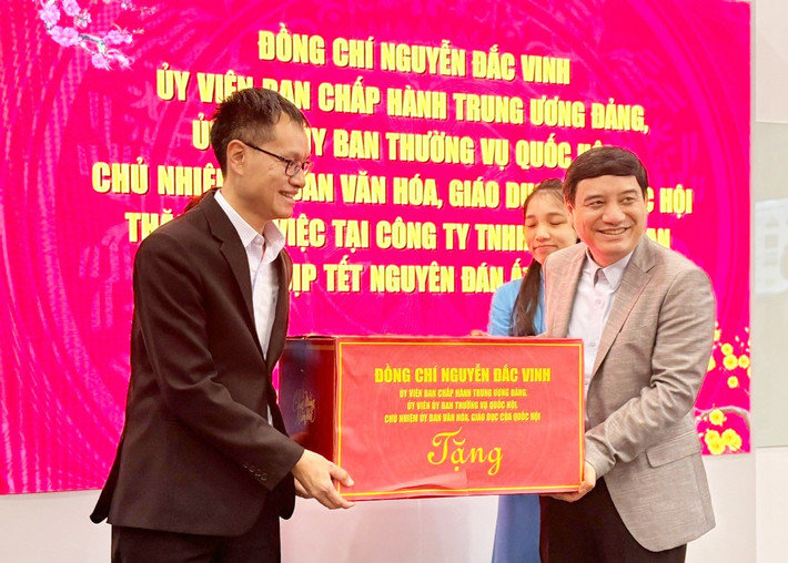 Chủ nhiệm Ủy ban Văn hóa, Giáo dục Nguyễn Đắc Vinh tặng quà đại diện khu công nghiệp VSIP Nghệ An v5.jpg