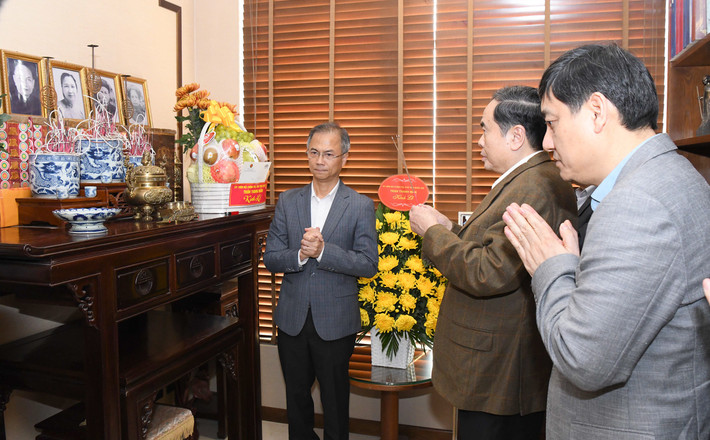 Chủ tịch Quốc hội Trần Thanh Mẫn thắp hương tưởng nhớ cố Tổng Bí thư Trường Chinh. Ảnh: Lâm Hiển Chủ tịch Quốc hội Trần Thanh Mẫn thắp hương tưởng nhớ cố Tổng Bí thư Trường Chinh. Ảnh: Lâm Hiển
