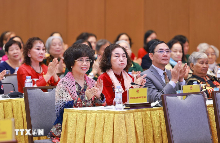 Các đại biểu nữ Anh hùng lao động tham dự buổi gặp. Ảnh: Dương Giang/TTXVN db2.jpg