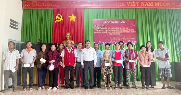 Chủ nhiệm Ủy ban Đối ngoại Vũ Hải Hà và Đoàn ĐBQH tỉnh Đồng Nai trao quà Tết tại huyện Tân Phú q1.jpg