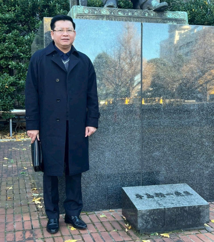 PGS.TS Đinh Văn Châu - Hiệu trưởng Trường Đại học Điện lực chụp ảnh nhân dịp trở lại thăm Trường Đại học tại Nhật Bản c1.jpg