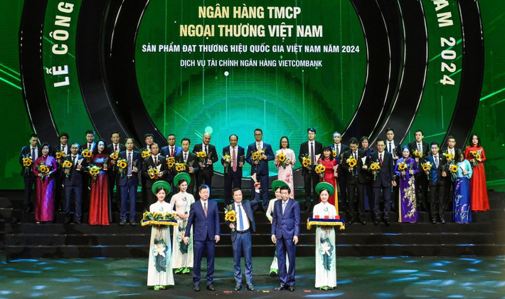 Phó Tổng Giám đốc Vietcombank Lê Hoàng Tùng nhận biểu trưng vinh danh từ Ban tổ chức chương trình Thương hiệu quốc gia. Nguồn: VCB vcb-thuong-hieu-quoc-gia-1.jpg