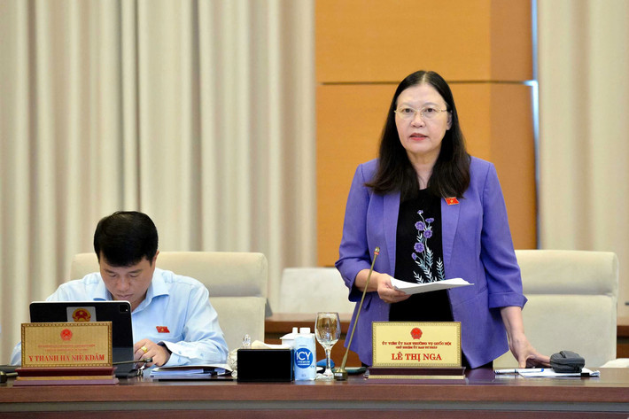 Chủ nhiệm Ủy ban Tư pháp Lê Thị Nga trình bày báo cáo. Ảnh: Hồ Long ub3.jpg