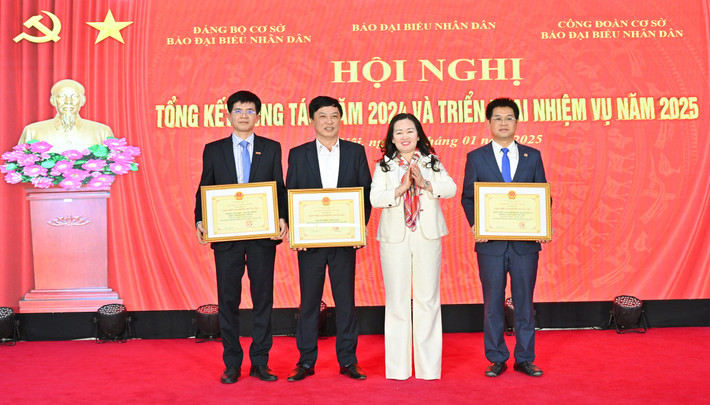 Tổng biên tập Báo Đại biểu Nhân dân Phạm Thị Thanh Huyền trao tặng bằng khen của Chủ nhiệm Văn phòng Quốc hội cho 3 tập thể lao động xuất sắc của Báo Đại biểu Nhân dân. Ảnh: Quang Khánh h3-52.jpg