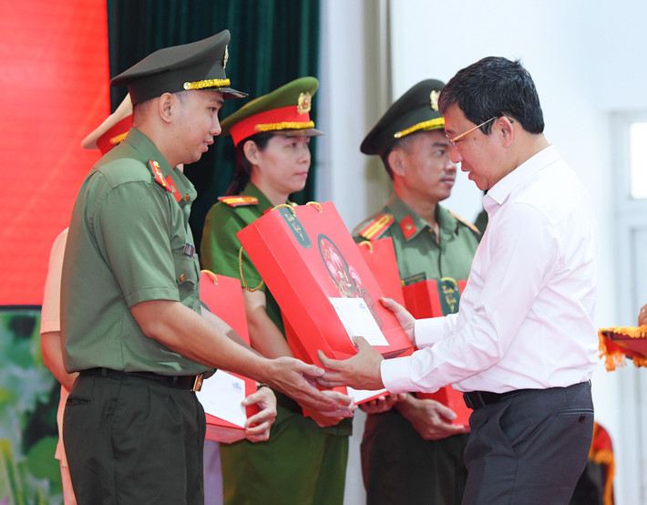 Chủ nhiệm Ủy ban Đối ngoại Vũ Hải Hà trao quà tặng cán bộ, chiến sỹ Công an TP. Cần thơ có hoàn cảnh khó khăn. Ảnh: Lâm Hiển ca5.jpg