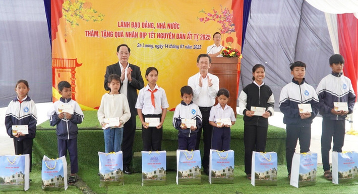 Phó Chủ tịch Quốc hội, Thượng tướng Trần Quang Phương trao quà cho trẻ em có hoàn cảnh khó khăn xã Sa Loong v3.jpg