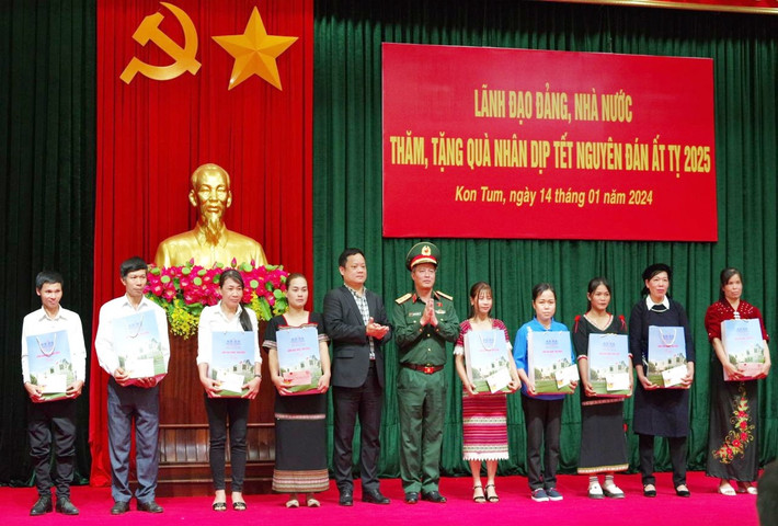 Đoàn công tác trao quà Tết cho cán bộ, chiến sĩ, người lao động Công ty TNHH MTV 732 v7.jpg