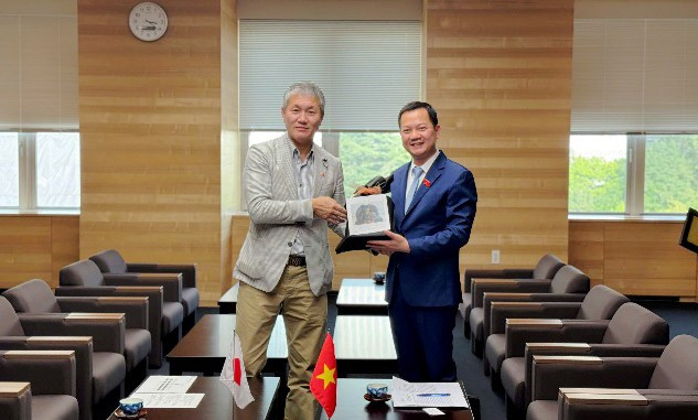 Ủy viên Thường trực Ủy ban Quốc phòng và An ninh, Phó Chủ tịch Nhóm đại biểu Quốc hội trẻ Khóa XV Trịnh Xuân An và Chủ tịch Hội đồng Hokkaido Tomihara Ryo trao quà lưu niệm x8.jpg