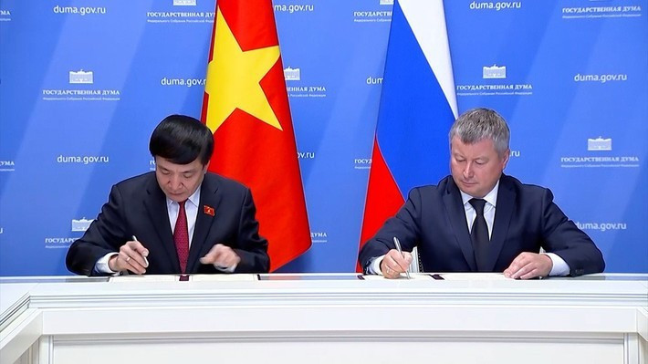 Tổng Thư ký Quốc hội, Chủ nhiệm Văn phòng Quốc hội Bùi Văn Cường và Chánh Văn phòng Duma Quốc gia Quốc hội Liên bang Nga Diveikin ký Thỏa thuận hợp tác giữa Văn phòng Quốc hội Việt Nam và Văn phòng Duma Quốc gia Quốc hội liên bang, Liên bang Nga. Ảnh: Lam Giang ttk-7199-6227.jpg