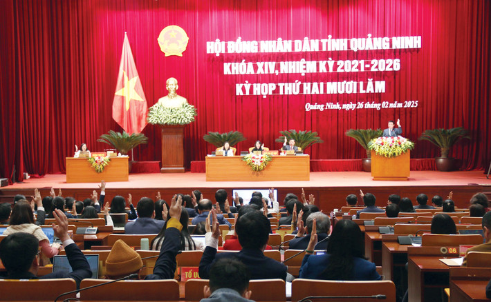 Đại biểu HĐND tỉnh thông qua nghị quyết tại kỳ họp. Ảnh: Mạnh Tuân 23.jpg