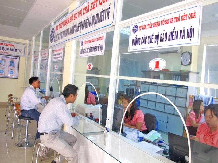 Người lao động làm thủ tục giải quyết chế độ bảo hiểm xã hội. Ảnh: BH 6.jpg