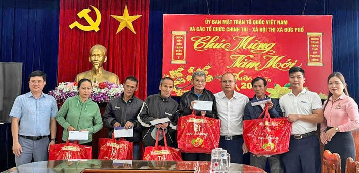 Tập đoàn Đèo Cả trao quà cho hộ có hoàn cảnh khó khăn tại thị xã Đức Phổ, Quảng Ngãi g1.jpg