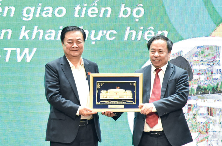 Phó Chủ tịch Quốc hội Lê Minh Hoan trao quà tặng Viện Khoa học Nông nghiệp Việt Nam. Ảnh: Quang Khánh pctqh-le-minh-hoan9.jpg