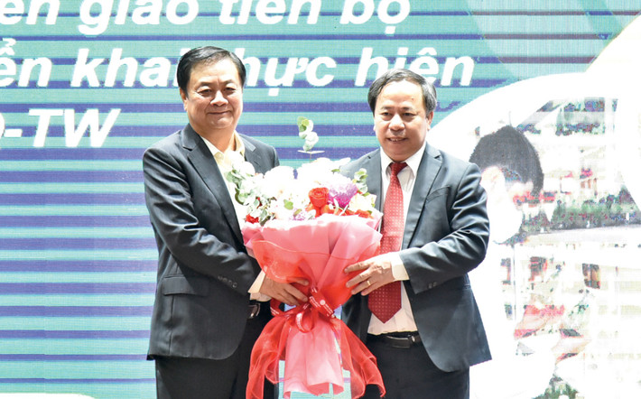 Viện Khoa học Nông nghiệp Việt Nam tặng hoa Phó Chủ tịch Quốc hội Lê Minh Hoan. Ảnh: Quang Khánh Viện Khoa học Nông nghiệp Việt Nam tặng hoa Phó Chủ tịch Quốc hội Lê Minh Hoan. Ảnh: Quang Khánh