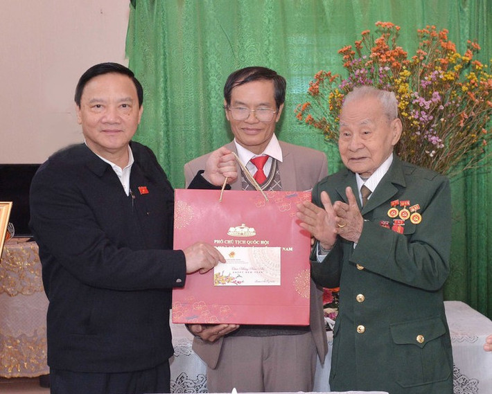 Phó Chủ tịch Quốc hội Nguyễn Khắc Định thăm và tặng quà ông Nguyễn Văn Cân, người cao tuổi tròn 100 tuổi (thôn Tân Hòa, xã Phong Dương Tiến, huyện Đông Hưng). Ảnh: Hồ Long Phó Chủ tịch Quốc hội Nguyễn Khắc Định thăm và tặng quà ông Nguyễn Văn Cân, người cao tuổi tròn 100 tuổi (thôn Tân Hòa, xã Phong Dương Tiến, huyện Đông Hưng). Ảnh: Hồ Long