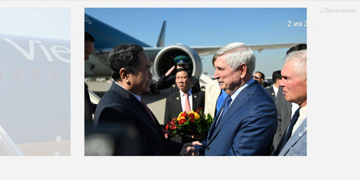 Phó Chủ tịch thứ nhất Duma Quốc gia I. Melnikov nồng nhiệt đón Đoàn tại chân tàu bay. Ảnh: Duma.gov.ru d1.jpg
