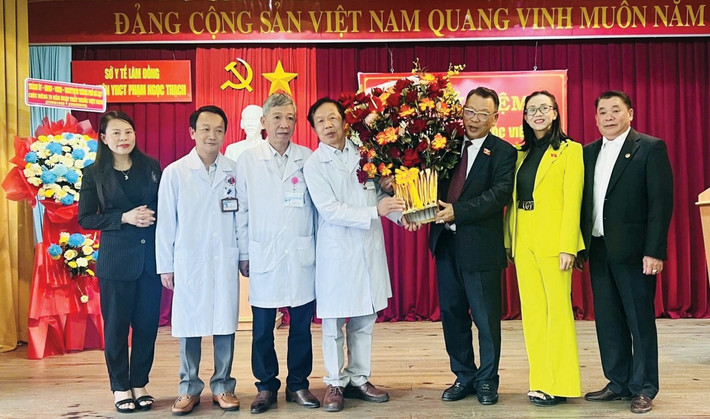 Đoàn ĐBQH Lâm Đồng tặng hoa chúc mừng Bệnh viện Y học cổ truyền Phạm Ngọc Thạch dh3.jpg