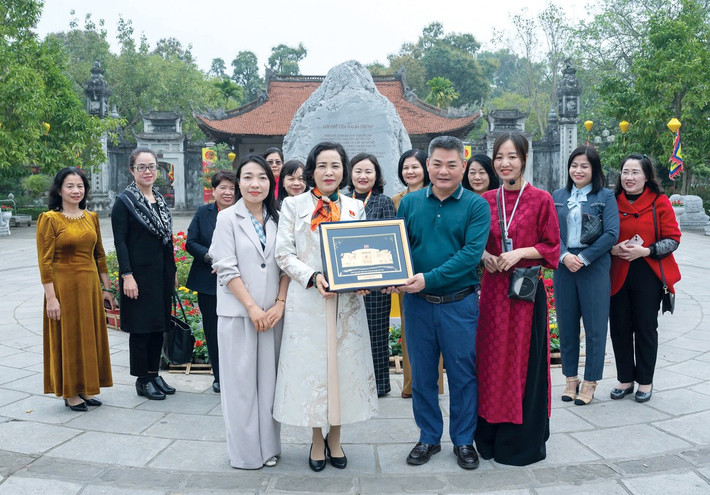 Phó Chủ tịch Quốc hội Nguyễn Thị Thanh trao bức tranh Nhà Quốc hội tặng Ban Quản lý Khu Di tích Quốc gia đặc biệt Đền Hai Bà Trưng pctqh-nguyen-thi-thanh4.jpg