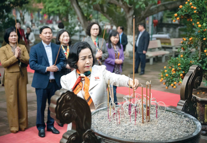 Phó Chủ tịch Quốc hội Nguyễn Thị Thanh dâng hương tưởng nhớ Hai Bà Trưng pctqh-nguyen-thi-thanh2.jpg