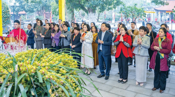 Phó Chủ tịch Quốc hội Nguyễn Thị Thanh và Nhóm Nữ đại biểu Quốc hội đã dâng hương tại Khu Di tích Quốc gia đặc biệt Đền Hai Bà Trưng pctqh-nguyen-thi-thanh3.jpg