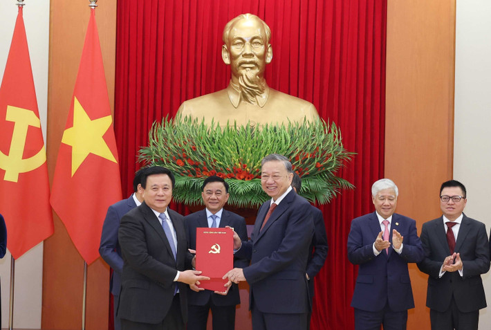 Tổng Bí thư Tô Lâm trao Quyết định của Bộ Chính trị về chức năng, nhiệm vụ của Học viện Chính trị quốc gia Hồ Chí Minh cho đồng chí Nguyễn Xuân Thắng, Ủy viên Bộ Chính trị, Giám đốc Học viện Chính trị quốc gia Hồ Chí Minh, Chủ tịch Hội đồng Lý luận Trung ương. Ảnh: Thống Nhất – TTXVN b1.jpg
