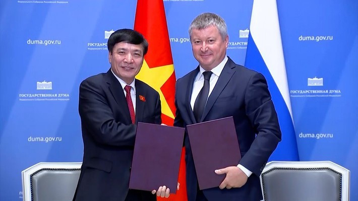 Tổng Thư ký Quốc hội, Chủ nhiệm Văn phòng Quốc hội Bùi Văn Cường và Chánh Văn phòng Duma Quốc gia Quốc hội Liên bang Nga Diveikin ký Thỏa thuận hợp tác giữa Văn phòng Quốc hội Việt Nam và Văn phòng Duma Quốc gia Quốc hội liên bang, Liên bang Nga. Ảnh: Lam Giang o-cuong00-00-31-16still003-487-9288.jpg