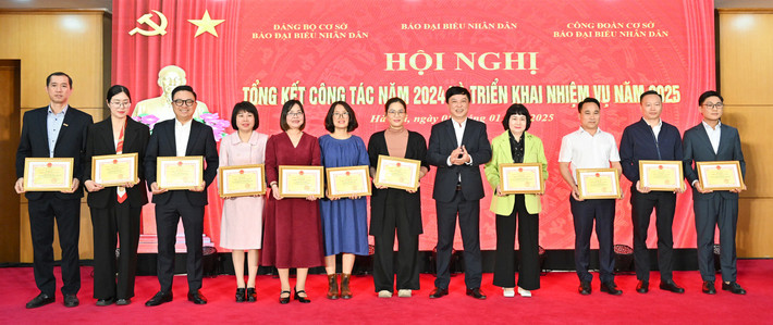 Phó Tổng biên tập Báo Đại biểu Nhân dân Lê Thanh Kim trao tặng danh hiệu chiến sỹ thi đua cơ sở năm 2024. Ảnh: Quang Khánh h7.jpg