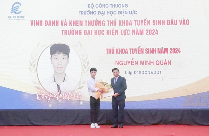 PGS.TS Đinh Văn Châu chúc mừng thủ khoa Đại học Điện lực năm học 2024 n1-2213.jpg