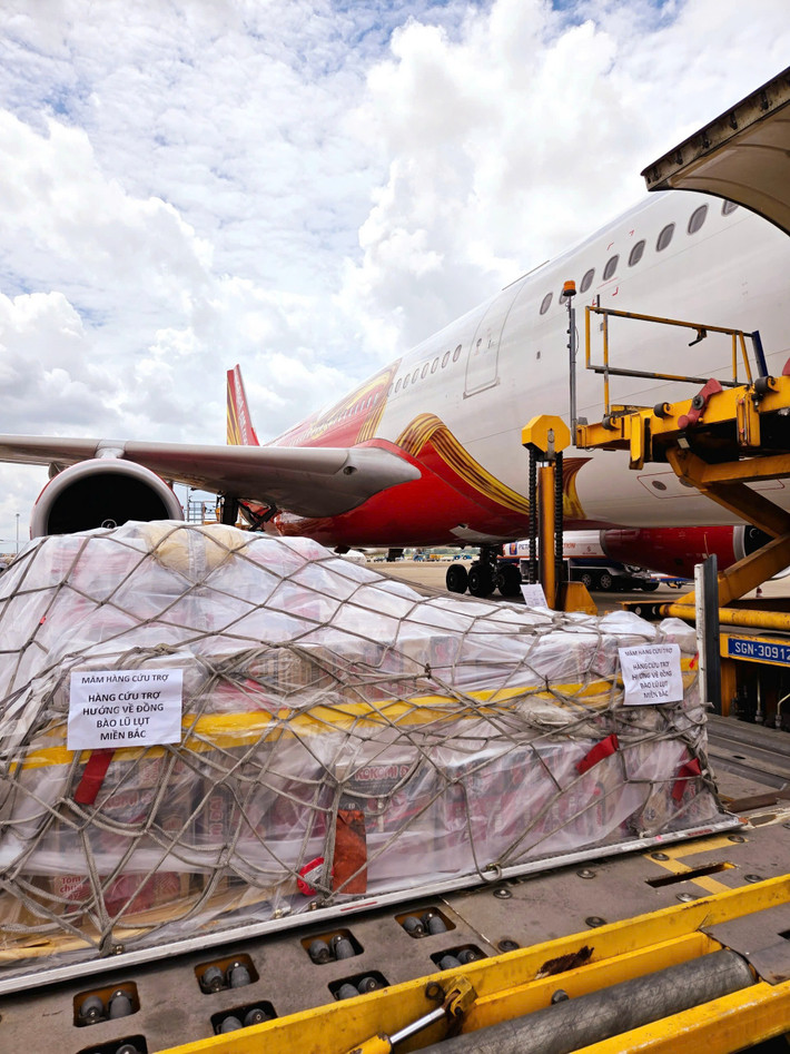 Tính đến nay, Vietjet đã vận chuyển miễn phí gần 90 tấn hàng cứu trợ đến đồng bào vùng bão lũ VJ4.jpg