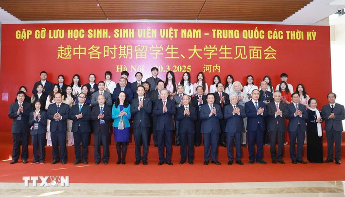 Tổng Bí thư Tô Lâm và các đại biểu dự chương trình Gặp gỡ lưu học sinh, sinh viên Việt Nam - Trung Quốc các thời kỳ. Ảnh: Thống Nhất/TTXVN tbt-to-lam4.jpg