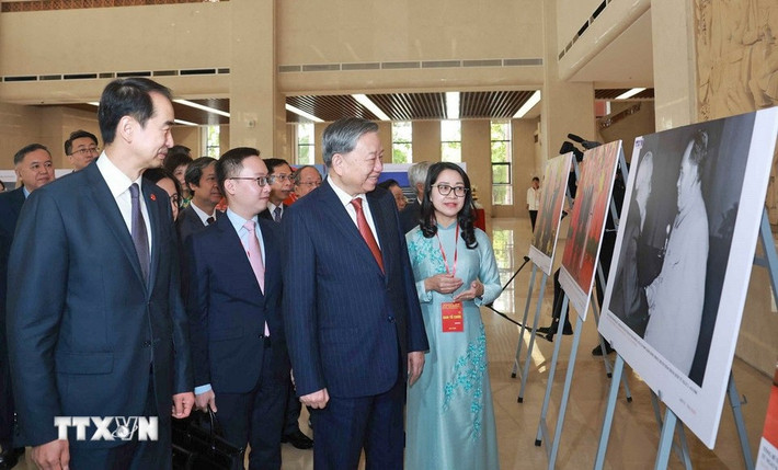 Tổng Bí thư Tô Lâm xem trưng bày ảnh về thành tựu 75 năm quan hệ Việt – Trung, do TTXVN thực hiện. Ảnh: Thống Nhất/TTXVN tbt-to-lam5.jpg