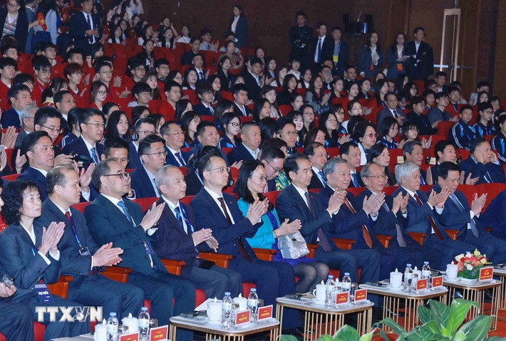 Tổng Bí thư Tô Lâm và các đại biểu dự chương trình Gặp gỡ lưu học sinh, sinh viên Việt Nam - Trung Quốc các thời kỳ. Ảnh: Thống Nhất/TTXVN tbt-to-lam3.jpg