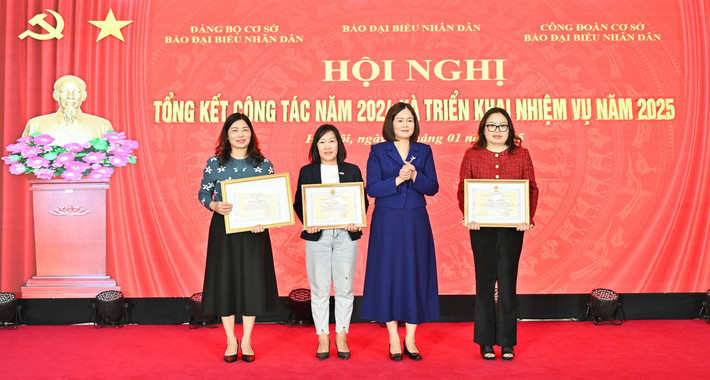 Phó Tổng biên tập Báo Đại biểu nhân dân Nguyễn Thị Minh Hằng trao tặng giấy khen của Ban chấp hành Công đoàn Văn phòng Quốc hội cho các đồng chí "Giỏi việc nước, đảm việc nhà". Ảnh: Quang Khánh h17.jpg