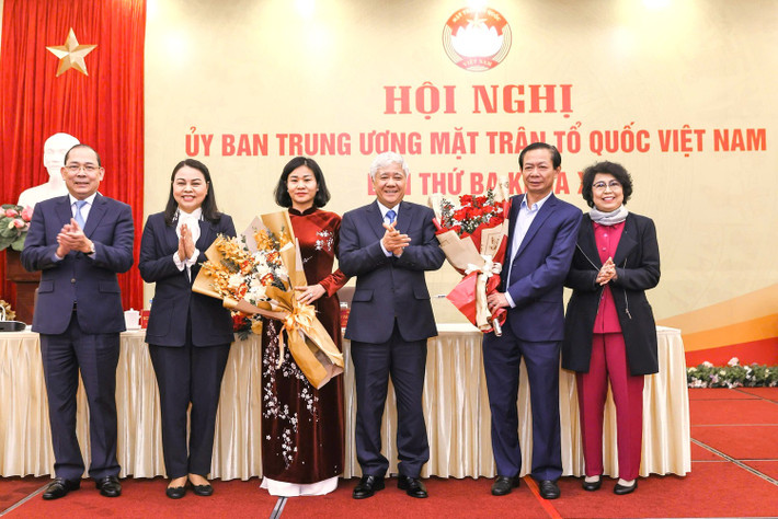 Chủ tịch Ủy ban Trung ương MTTQ Việt Nam Đỗ Văn Chiến tặng hoa chúc mừng 2 nhân sự được hiệp thương cử bổ sung tham gia Ủy ban, Đoàn Chủ tịch Ủy ban Trung ương Mặt trận Tổ quốc Việt Nam khóa X mttq3-7935.jpg