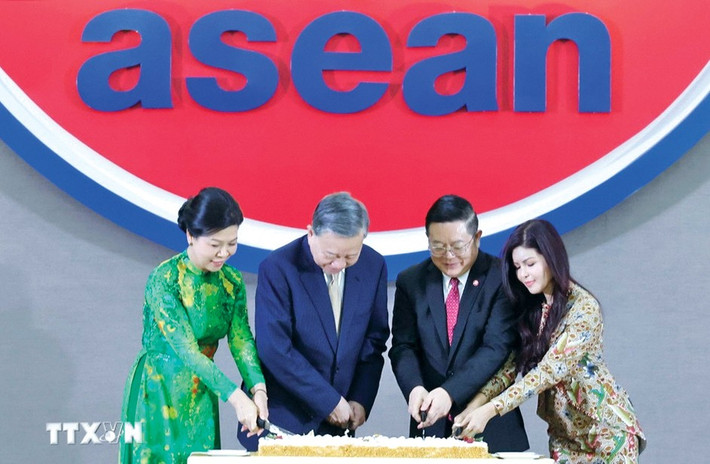 Tổng Bí thư Tô Lâm và Phu nhân cùng Tổng Thư ký ASEAN Kao Kim Hourn và Phu nhân cắt bánh chào mừng 30 năm Việt Nam gia nhập ASEAN. Ảnh: Thống Nhất/TTXVN