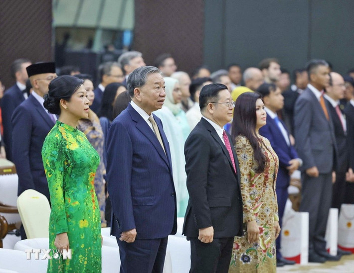 Tổng Bí thư Tô Lâm và Phu nhân cùng Tổng Thư ký ASEAN Kao Kim Hourn và Phu nhân với các đại biểu thực hiện nghi thức chào cờ ASEAN. Ảnh: Thống Nhất/TTXVN