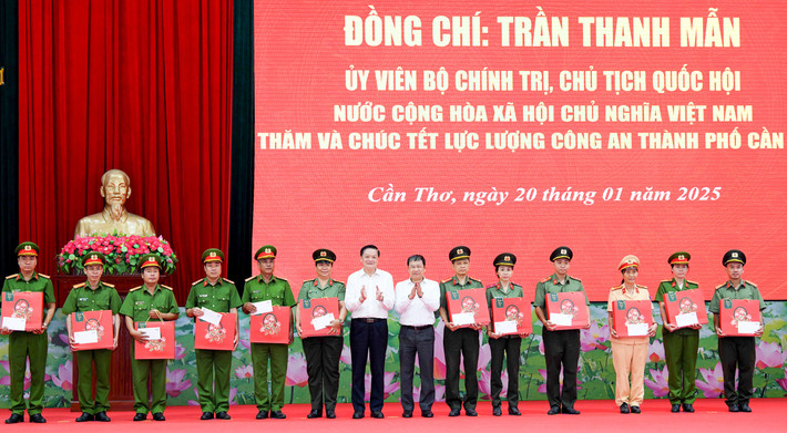 Chủ nhiệm Ủy ban Đối ngoại Vũ Hải Hà và Phó Chủ tịch UBND TP. Cần Thơ Dương Tấn Hiển trao quà tặng cán bộ, chiến sỹ có hoàn cảnh khó khăn. Ảnh: Lâm Hiển ca6.jpg