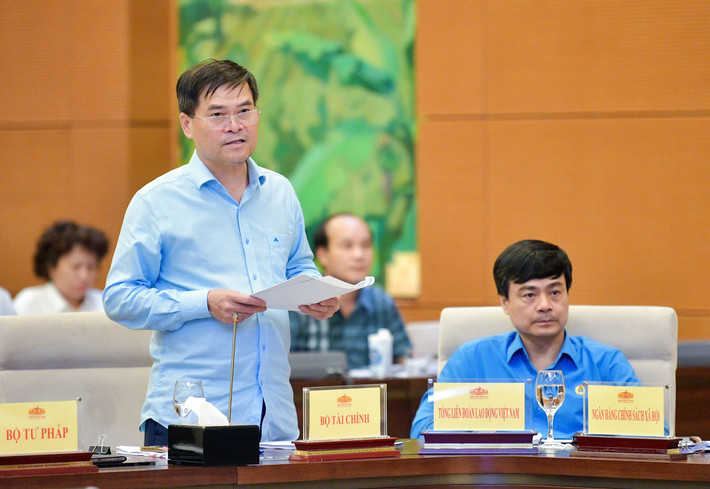 Thứ trưởng Bộ Tài chính Bùi Văn Khắng phát biểu. Ảnh: Hồ Long Thứ trưởng Bộ Tài chính Bùi Văn Khắng.jpg