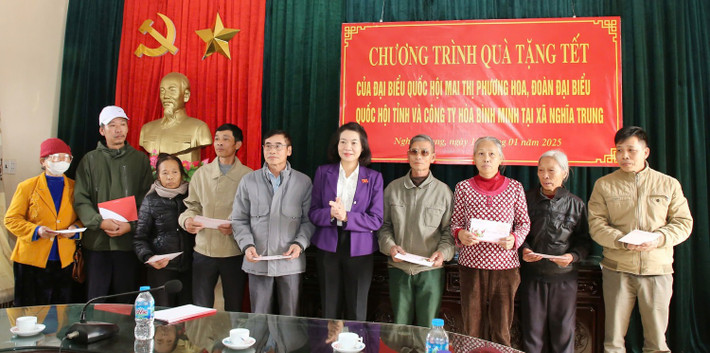 Phó Chủ nhiệm Ủy ban Tư pháp Mai Thị Phương Hoa tặng quà Tết cho hộ gia đình khó khăn tại xã Nghĩa Trung v1.jpg