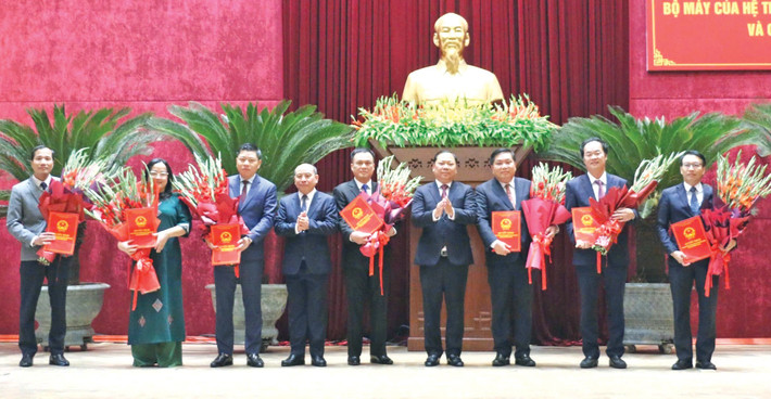 Bí thư Tỉnh ủy Nguyễn Phi Long và Chủ tịch UBND tỉnh Bùi Đức Hinh tặng hoa, trao Quyết định cho các cán bộ được bổ nhiệm h1.jpg