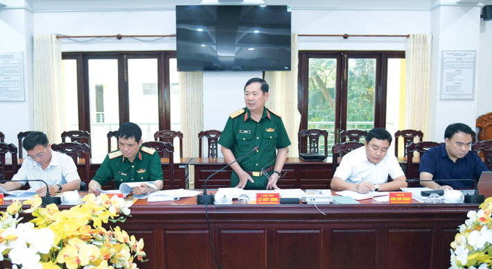 Thứ trưởng Bộ Quốc phòng, Thượng tướng Lê Huy Vịnh, Phó Trưởng đoàn kiểm tra 1924 của Bộ Chính trị phát biểu tại buổi làm việc. Ảnh: TTXVN gs1.jpg