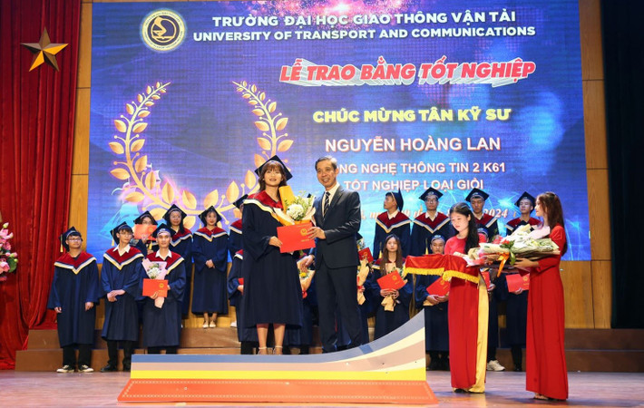 PGS.TS Nguyễn Thanh Chương - Bí thư Đảng ủy, Chủ tịch Hội đồng Trường trao bằng cho các tân kỹ sư, cử nhân tốt nghiệp loại giỏi. Ảnh: NTCC s3-2193.jpg
