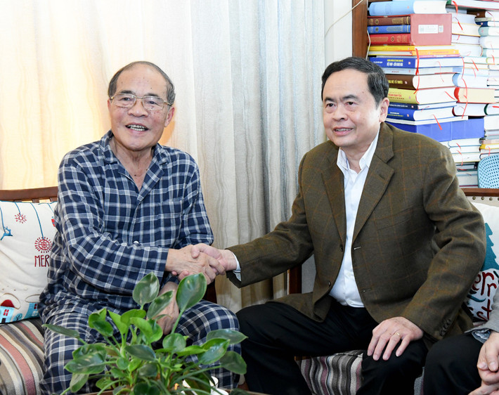 Chủ tịch Quốc hội Trần Thanh Mẫn thăm và chúc tết nguyên Chủ tịch Quốc hội Nguyễn Sinh Hùng. Ảnh: Lâm Hiển Chủ tịch Quốc hội Trần Thanh Mẫn thăm và chúc tết nguyên Chủ tịch Quốc hội Nguyễn Sinh Hùng. Ảnh: Lâm Hiển