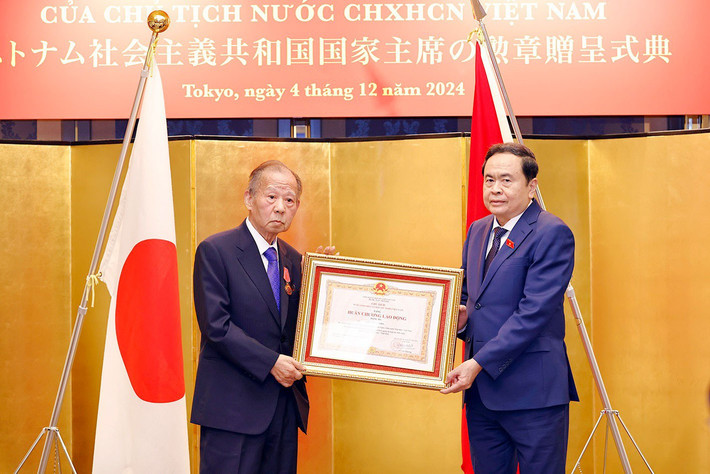 Chủ tịch Quốc hội Trần Thanh Mẫn trao Huân chương Lao động hạng Ba của Chủ tịch nước Cộng hòa xã hội chủ nghĩa Việt Nam tặng Chủ tịch Liên minh Nghị sĩ hữu nghị Nhật - Việt Nikai Toshihiro. Ảnh: Doãn Tấn - TTXVN c1.jpg
