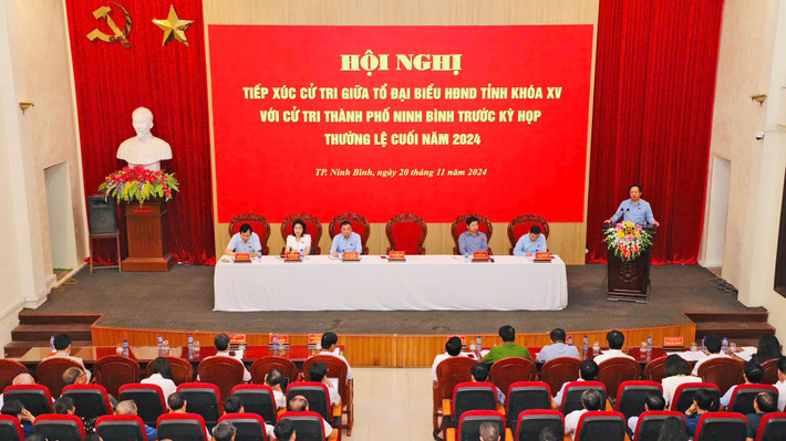 Tổ đại biểu HĐND tỉnh Ninh Bình TXCT trước kỳ họp HĐND tỉnh tại thành phố Ninh Bình. Ảnh: Thùy Dương v2.jpg