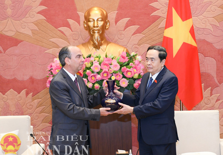 Chủ tịch Quốc hội Trần Thanh Mẫn trao quà tặng Đại sứ Đặc mệnh toàn quyền Cộng hòa Cuba tại Việt Nam Rogelio Polanco Fuentes. Ảnh: Lâm Hiển Chủ tịch Quốc hội Trần Thanh Mẫn trao quà tặng Đại sứ Đặc mệnh toàn quyền Cộng hòa Cuba tại Việt Nam Rogelio Polanco Fuentes. Ảnh: Lâm Hiển