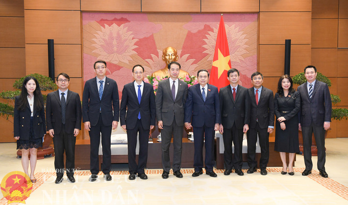 Chủ tịch Quốc hội Trần Thanh Mẫn và các đại biểu chụp ảnh lưu niệm. Ảnh: Lâm Hiển Chủ tịch Quốc hội Trần Thanh Mẫn và các đại biểu chụp ảnh lưu niệm. Ảnh: Lâm Hiển