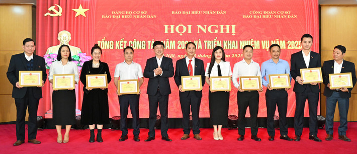 Phó Tổng biên tập Lê Thanh Kim trao tặng giấy khen cho cá nhân hoàn thành xuất sắc nhiệm vụ. Ảnh: Quang Khánh h10.jpg