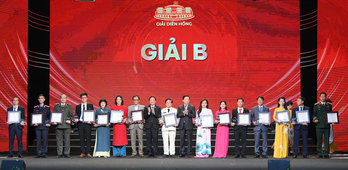 Phó Chủ tịch Quốc hội Nguyễn Khắc Định và Phó Thủ tướng Trần Hồng Hà trao giải B - giải Báo chí Diên Hồng lần thứ 3 (đại diện nhóm tác giả Đài Phát thanh và Truyền hình Lai Châu thứ 5 từ phải sang). Ảnh: Lâm Hiển v1.jpg